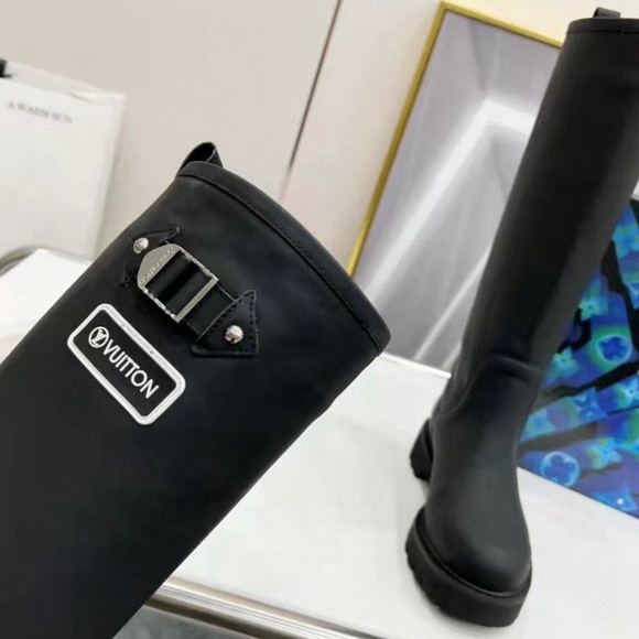 LOUIS VUITTON Rubber Calfskin Territory Flat Boots - Picture 4 of 8
